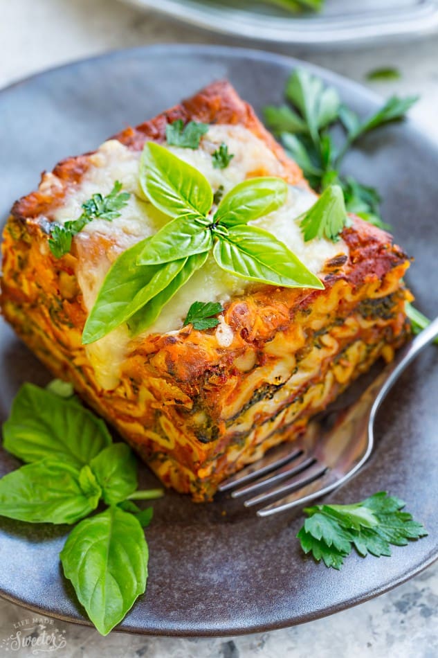 Slow Cooker Cheesy Spinach Lasagna - makes the perfect comforting meatless meal. Best of all, this healthy recipe cooks up all in the crock-pot!