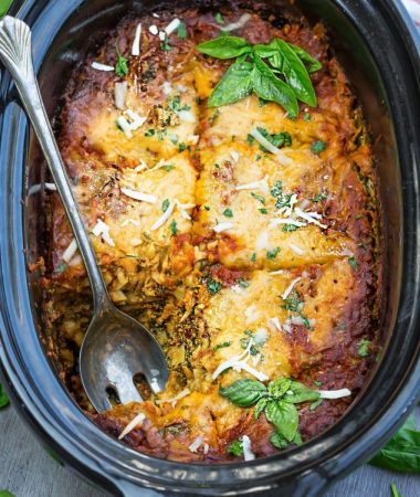 Slow Cooker Cheesy Spinach Lasagna - makes the perfect comforting meatless meal. Best of all, this healthy recipe cooks up all in the crock-pot!