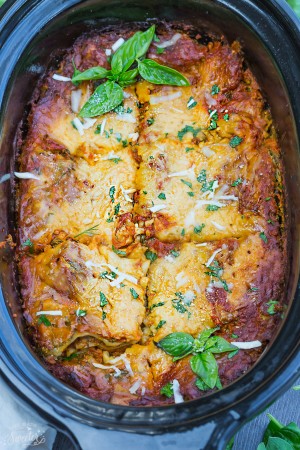 Slow Cooker Cheesy Spinach Lasagna - makes the perfect comforting meatless meal. Best of all, this healthy recipe cooks up all in the crock-pot!