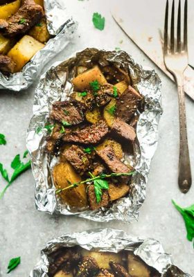 Steak and Potatoes Foil Packets are full of flavor with mushrooms, garlic, butter, herbs and perfect for busy weeknights. Best of all, instructions to make these in the oven and the grill.