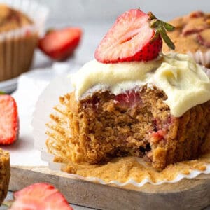 Pinterest graphic for strawberry muffins.