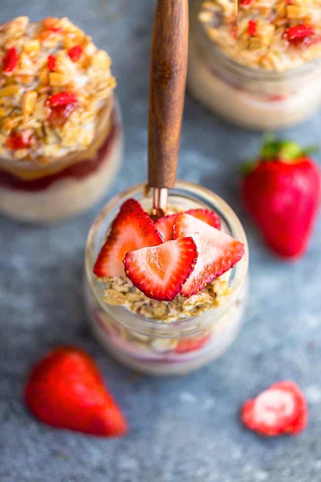 Easy Strawberry Overnight Oats {healthy meal prep!} • Fit Mitten Kitchen