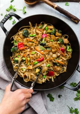 Teriyaki Chicken Noodles – a one pot 30 minute meal perfect to curb those takeout cravings. Made with chicken, broccoli, edamame beans, carrots, gluten free rice noodles and a delicious sweet and savory Asian-inspired sauce.