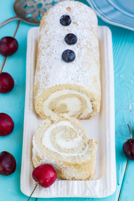 Pan di spagna alla vaniglia con un ripieno di mascarpone alla vaniglia da sogno rende un dessert leggero e impressionante perfetto per l'estate