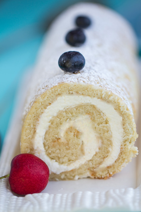 Bizcocho de vainilla con un relleno de mascarpone de vainilla de ensueño hace un postre veraniego ligero impresionante