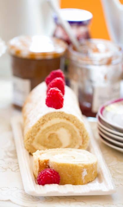 Il pan di spagna alla vaniglia con un ripieno di mascarpone alla vaniglia rende un dessert leggero impressionante perfetto per l'estate's perfect for summer